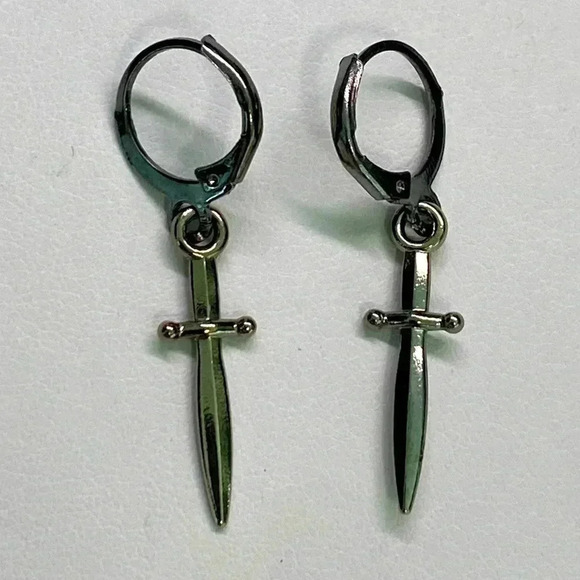 3 for $25/ Gunmetal Gray Knife Earrings NEW - Picture 1 of 2